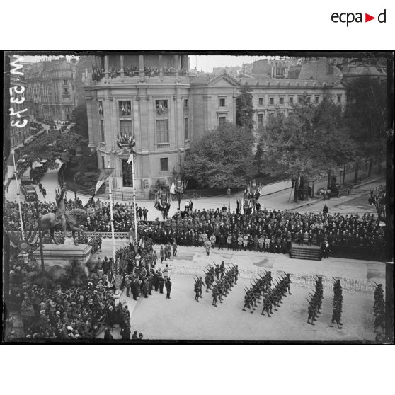 Paris, fête de "Independence Day", place Iéna, le défilé des troupes américaines. [légende d'origine]