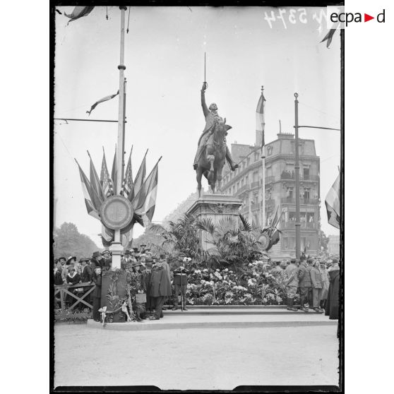 Paris, fête de "Independence Day", place Iéna, la statue de Georges Washington. [légende d'origine]