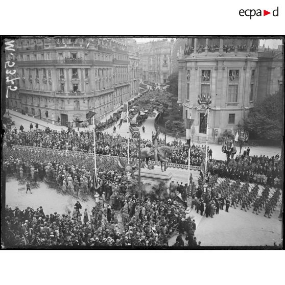 Paris, fête de "Independence Day", place Iéna, le défilé des troupes américaines. [légende d'origine]