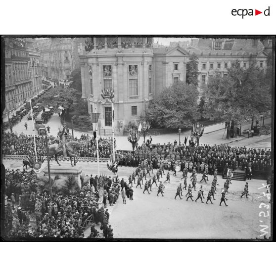 Paris, fête de "Independence Day", le défilé des troupes américaines, une musique. [légende d'origine]