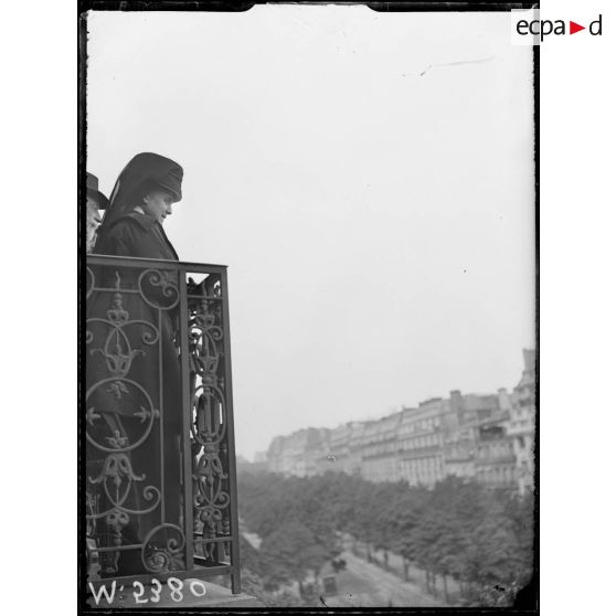 Paris, fête de "Independence Day", place Iéna, un balcon pendant le défilé. [légende d'origine]