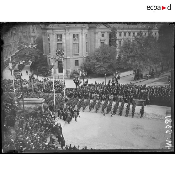 Paris, fête de "Independence Day", place Iéna, le défilé des troupes américaines. [légende d'origine]