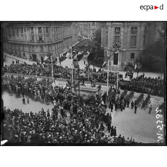 Paris, fête de "Independence Day", place Iéna, le défilé des troupes américaines. [légende d'origine]