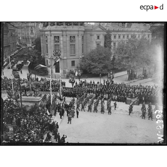 Paris, fête de "Independence Day", place Iéna, le défilé des troupes américaines. [légende d'origine]