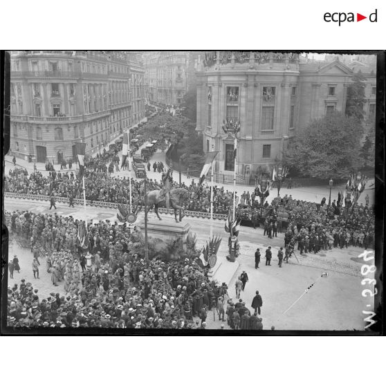 Paris, fête de "Independence Day", place Iéna, les tribunes officielle pendant le discours et la statue de Washington. [légende d'origine]