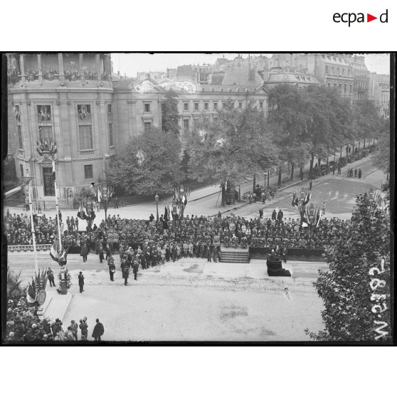 Paris, fête de "Independence Day", place Iéna, les tribunes officielles pendant le discours. [légende d'origine]