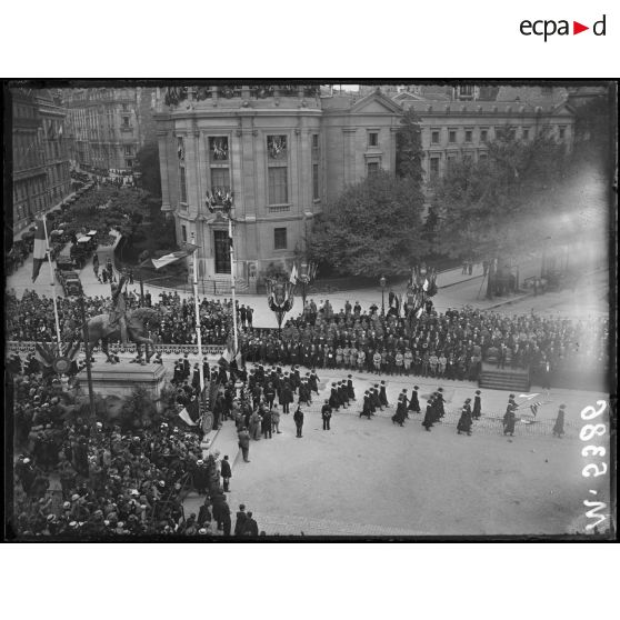 Paris, fête de "Independence Day", place Iéna, les infirmières de la Croix-Rouge américiane passent devant la tribune officielle. [légende d'origine]