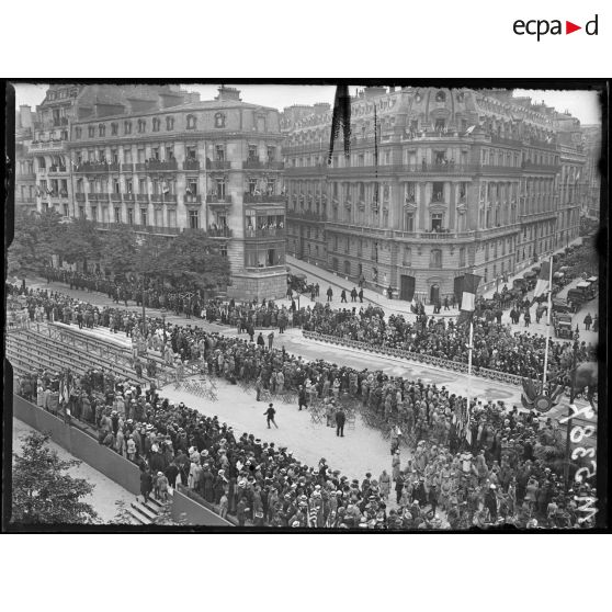 Paris, fête de "Independence Day", place Iéna, les tribunes et la foule. [légende d'origine]