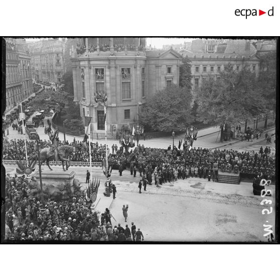 Paris, fête de "Independence Day", place Iéna, la tribune officielle. [légende d'origine]