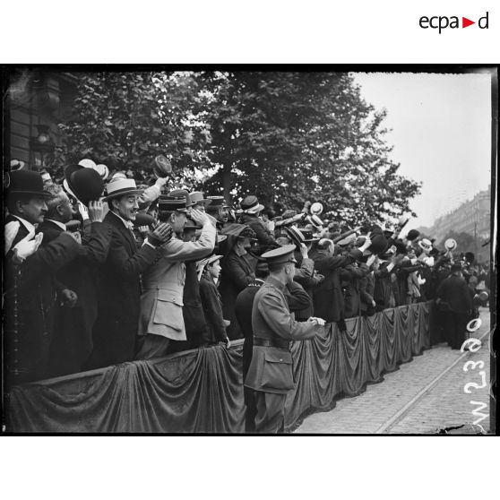 Paris, fête de "Independence Day", place Iéna, une tribune publique pendant le défilé. [légende d'origine]