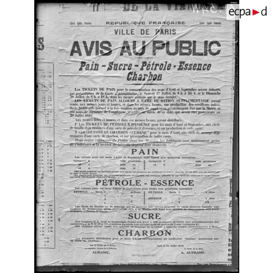 Paris, distribution des tickets de pain, de sucre et de pétrole. [légende d'origine]