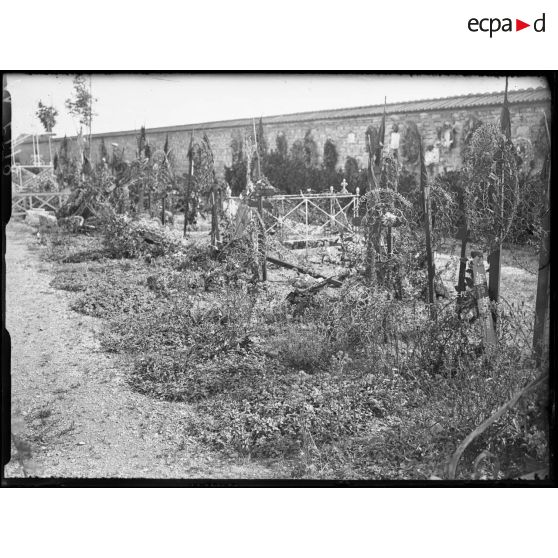 Ivry-sur-Seine, cimetière. [légende d'origine]
