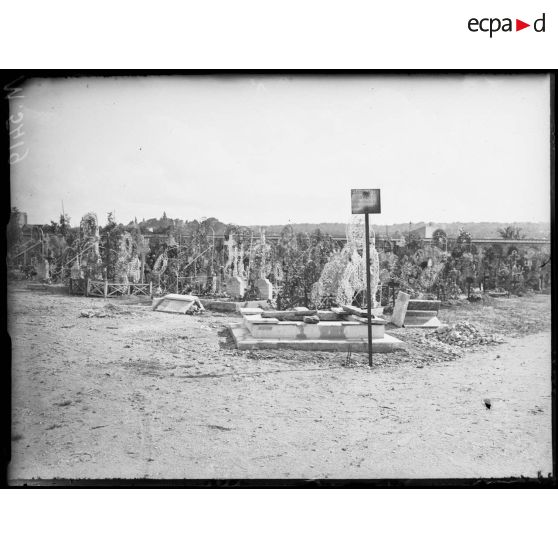 Ivry-sur-Seine, cimetière. [légende d'origine]