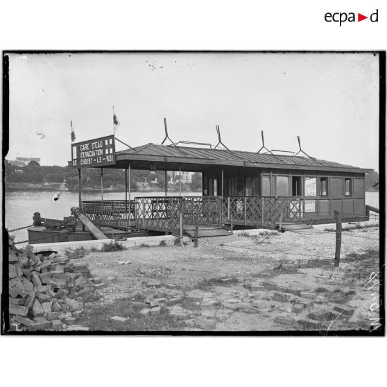 Choisy-le-Roi, la gare d'eau d'évacuation. Le ponton. [légende d'origine]