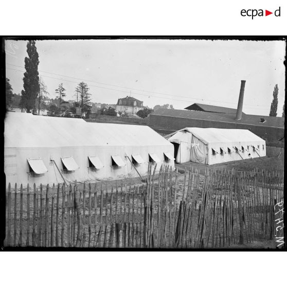 Choisy-le-Roi, la gare d'eau d'évacuation. Les tentes de repos. [légende d'origine]