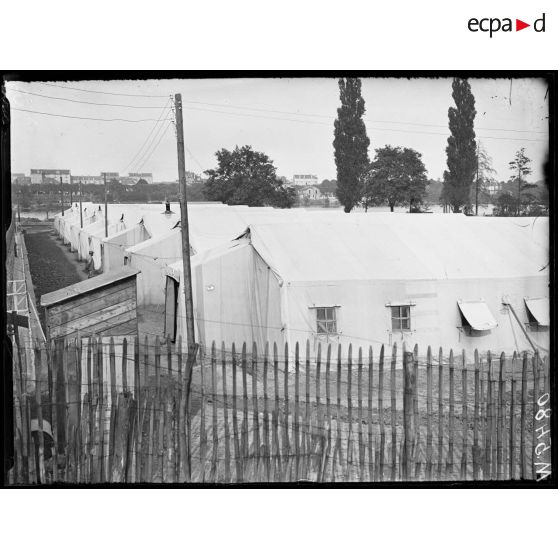 Choisy-le-Roi, la gare d'eau d'évacuation. Les tentes de repos. [légende d'origine]