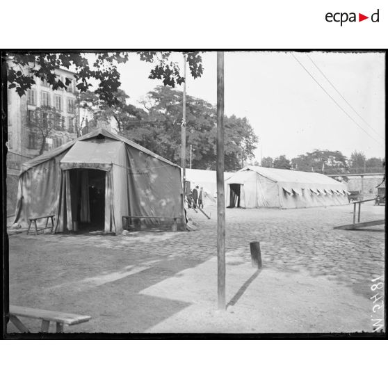 Choisy-le-Roi, la gare d'eau d'évacuation. Les tentes de repos. [légende d'origine]