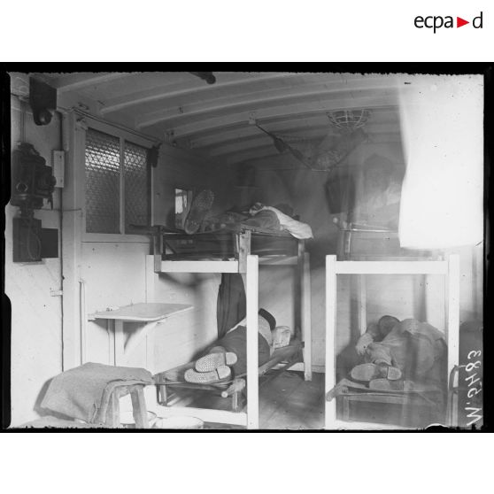 Ivry-sur-Seine, la gare d'évacuation. Wagon aménagé pour le transport des blessés. [légende d'origine]