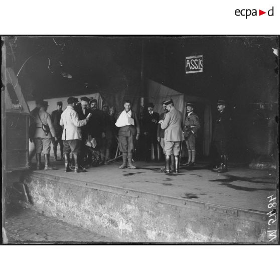 Ivry-sur-Seine, gare d'évacuation. Arrivée d'un blessé. [légende d'origine]