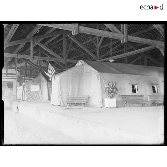 Ivry-sur-Seine, gare d'évacuation. La cantine américaine. [légende d'origine]