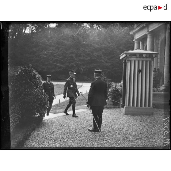 Versailles, au Q.G interallié, remise de décorations. L'arrivée du général Belin. [légende d'origine]