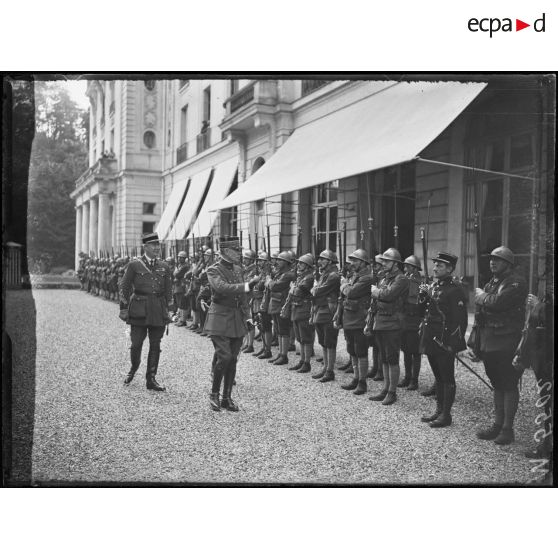 Versailles, au Q.G interallié, remise de décorations. Le général Belin passe en revue la compagnie du 26e Chasseurs. [légende d'origine]