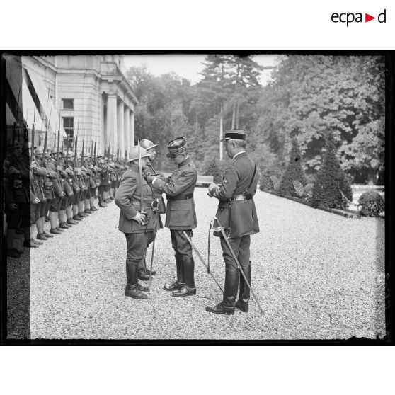 Versailles, au Q.G interallié, remise de décorations. Le général Belin remet la médaille militaire à l'adjudant Lonchant. [légende d'origine]