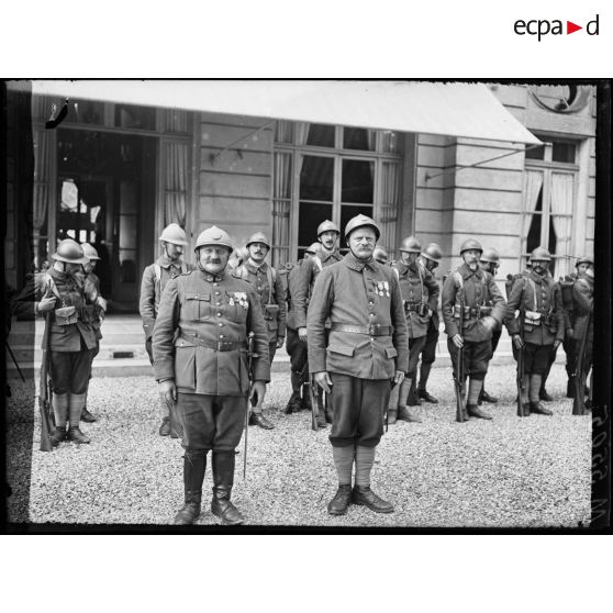 Versailles, au Q.G interallié, remise de décorations. L'adjudant Lonchant et le caporal Bacque qui viennent de recevoir la médaille militaire. [légende d'origine]