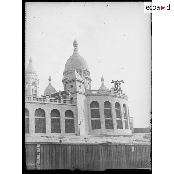 Paris, sirène d'alarme sur le réservoir d'eau de Montmartre. [légende d'origine]