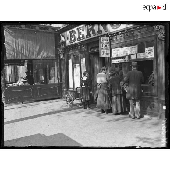 Paris, une boutique de la maison Bernot avec les prix actuels du charbon. [légende d'origine]
