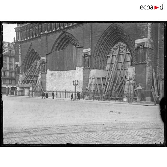 Paris, la nouvelle protection de Notre-Dame. [légende d'origine]