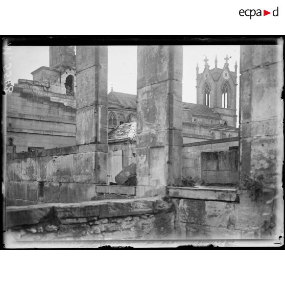 Sommeilles, les ruines de la mairie et de l'église. [légende d'origine]