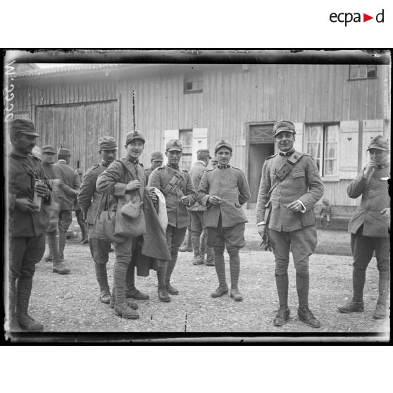 Verrières, arrivée au cantonnement du 4e d'artillerie de campagne italien, changeant de secteur. [légende d'origine]