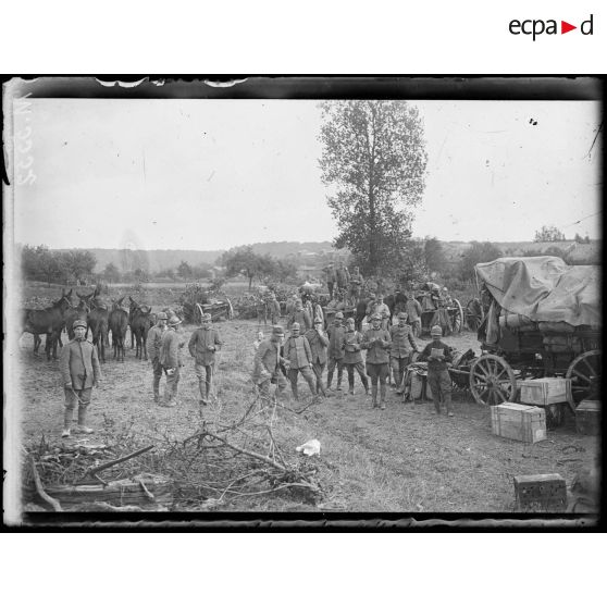 Verrières, arrivée au cantonnement du 4e d'artillerie de campagne italien, changeant de secteur. Voitures de ravitaillement. [légende d'origine]