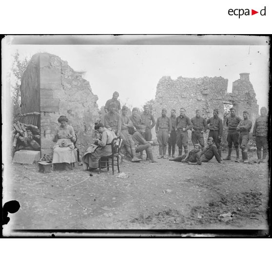 Louppy-le-Château, campement de repos du 109e d'infanterie américain. Soldats dans les ruines du village. [légende d'origine]