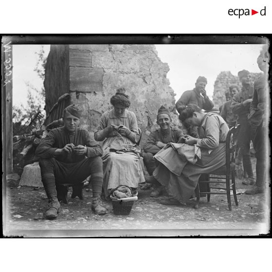 Louppy-le-Château, campement de repos du 109e d'infanterie américain. Soldats dans les ruines du village. [légende d'origine]