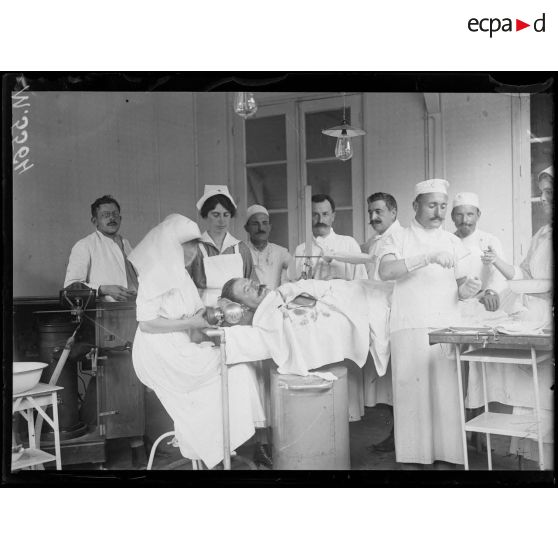 Près de Bar-le-Duc (Meuse). Hôpital 9/2. Extraction d'un projectile sous écran avec rayon X. [légende d'origine]