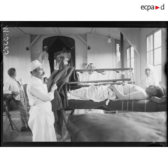 Près de Bar-le-Duc (Meuse). Hôpital 9/2. Préparation d'un blessé pour l'opération. [légende d'origine]