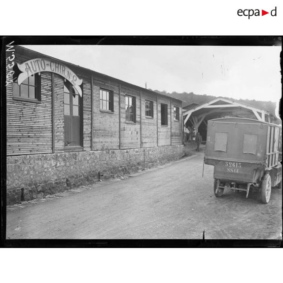 Près de Bar-le-Duc (Meuse). Hôpital 9/2. Centre auto-chirurgicale n°2. Arrivée d'une auto-ambulance. [légende d'origine]