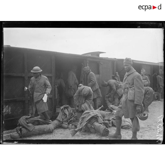 Gare de Sommeilles, débarquement des troupes noires américaines. [légende d'origine]
