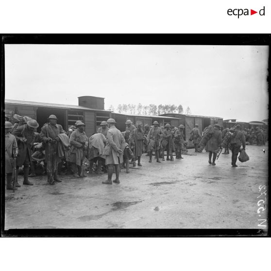 Gare de Sommeilles, débarquement des troupes noires américaines. [légende d'origine]