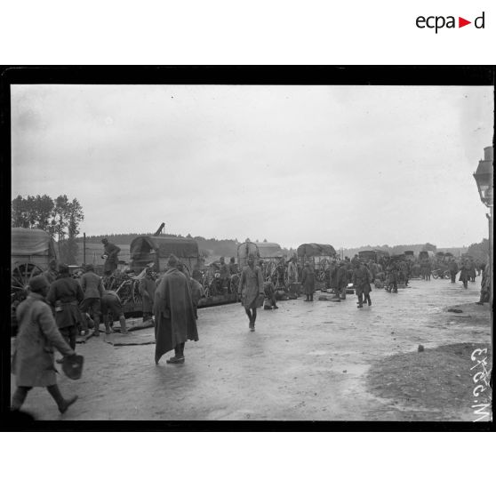 Gare de Sommeilles, débarquement des troupes noires américaines. Le train régimentaire. [légende d'origine]