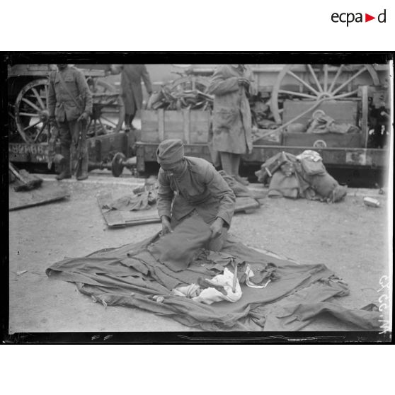 Gare de Sommeilles, débarquement des troupes noires américaines. Soldat faisant un paquetage. [légende d'origine]