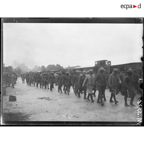Gare de Sommeilles, débarquement des troupes noires américaines. [légende d'origine]