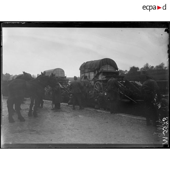 Gare de Sommeilles, débarquement des troupes noires américaines. Les voitures régimentaires. [légende d'origine]