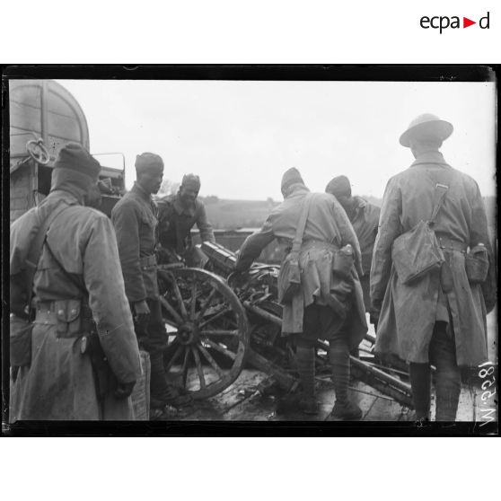 Gare de Sommeilles, débarquement des troupes noires américaines. Les voitures à munitions. [légende d'origine]