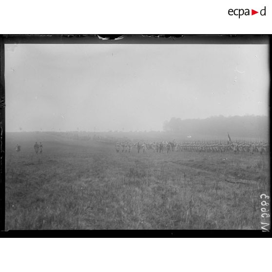 Cerceuil, remise de fourragère par le général de Castelnau. Le général passe en revue les troupes dont les drapeaux vont être décorés. [légende d'origine]