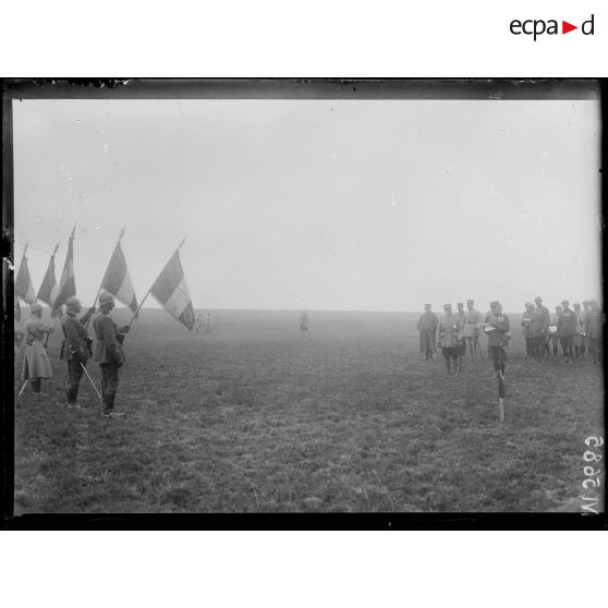 Cerceuil, remise de fourragère par le général de Castelnau. Lecture de la 7e citation du 8e Zouaves. [légende d'origine]