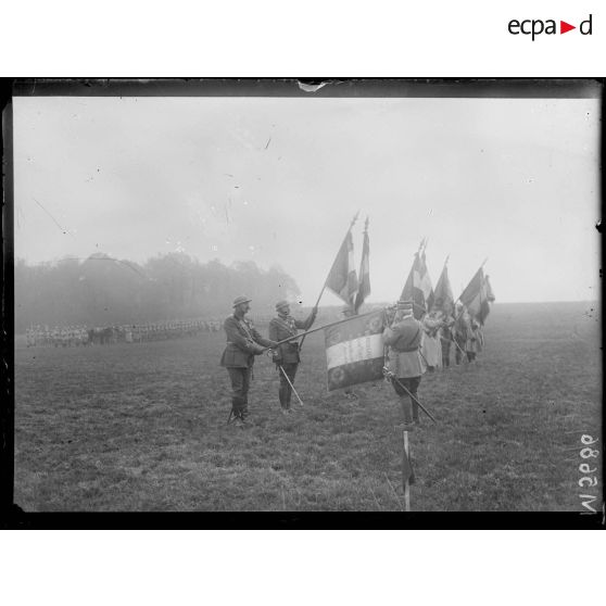 Cerceuil, remise de fourragère par le général de Castelnau. Le général décore de la fourragère rouge au drapeau du 8e Zouaves. [légende d'origine]