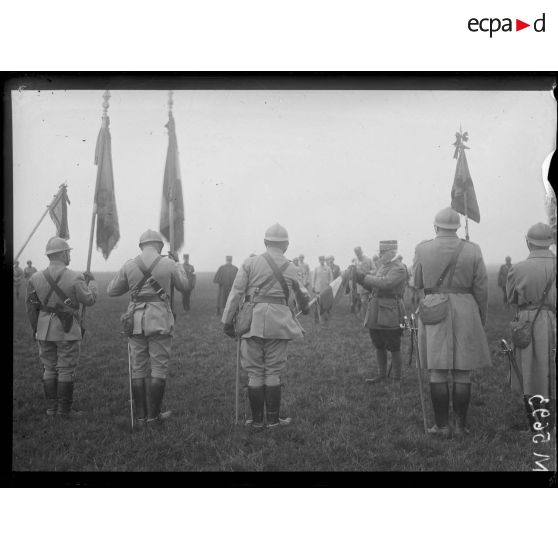 Cerceuil, remise de fourragère par le général de Castelnau. Remise de la fourragère jaune au drapeau du 154e d'infanterie. [légende d'origine]